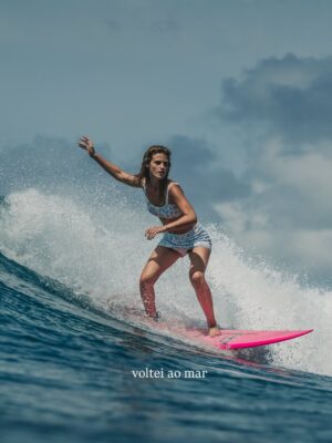 Matilde Reymão Instagram - É difícil nomear apenas 19 momentos felizes de 2025, porque foram muitos. Mas,  à medida que ia escolhendo as fotografias, apercebi me de que a maioria são de momentos partilhados. 
Os momentos mais felizes foram e são em partilha, e não sozinha. E apesar de ser uma pessoa que precisa muito de solitude, do meu tempo e espaço em silêncio,  a verdade é que, no fim do dia, aquilo que mais “pesa”, são as experiências partilhadas, vividas em conjunto. É muito mais isso que nutre. São as pessoas. 
As que escolhemos para nos acompanharem todos os dias. As que amamos. Ou as que a vida nos impõe em alguma circunstância, e que depois se tornam casa. 
As que nos nos chamam à realidade, ensinam e acolhem, mas também as que desafiam e descordam. 
Porque tudo isso nos leva a um lugar…
Estou feliz. 
Obrigada a todos os que tornaram o meu ano mais bonito 🤍