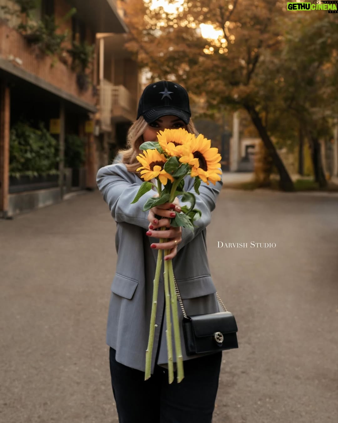 Matin Sotudeh - 98.7K Likes - ⁨	پاییز که می‌رسه، دوستی‌های واقعی مثل برگ‌های طلایی بیشتر خودشون رو نشون میدن.کم‌نظیر، آرام و ماندگار…🧡🍂
.
.
.ممنون از استایلیست خوش سلیقه ‪@raheleh_collection‬⁩

.📸: @darvishstudio