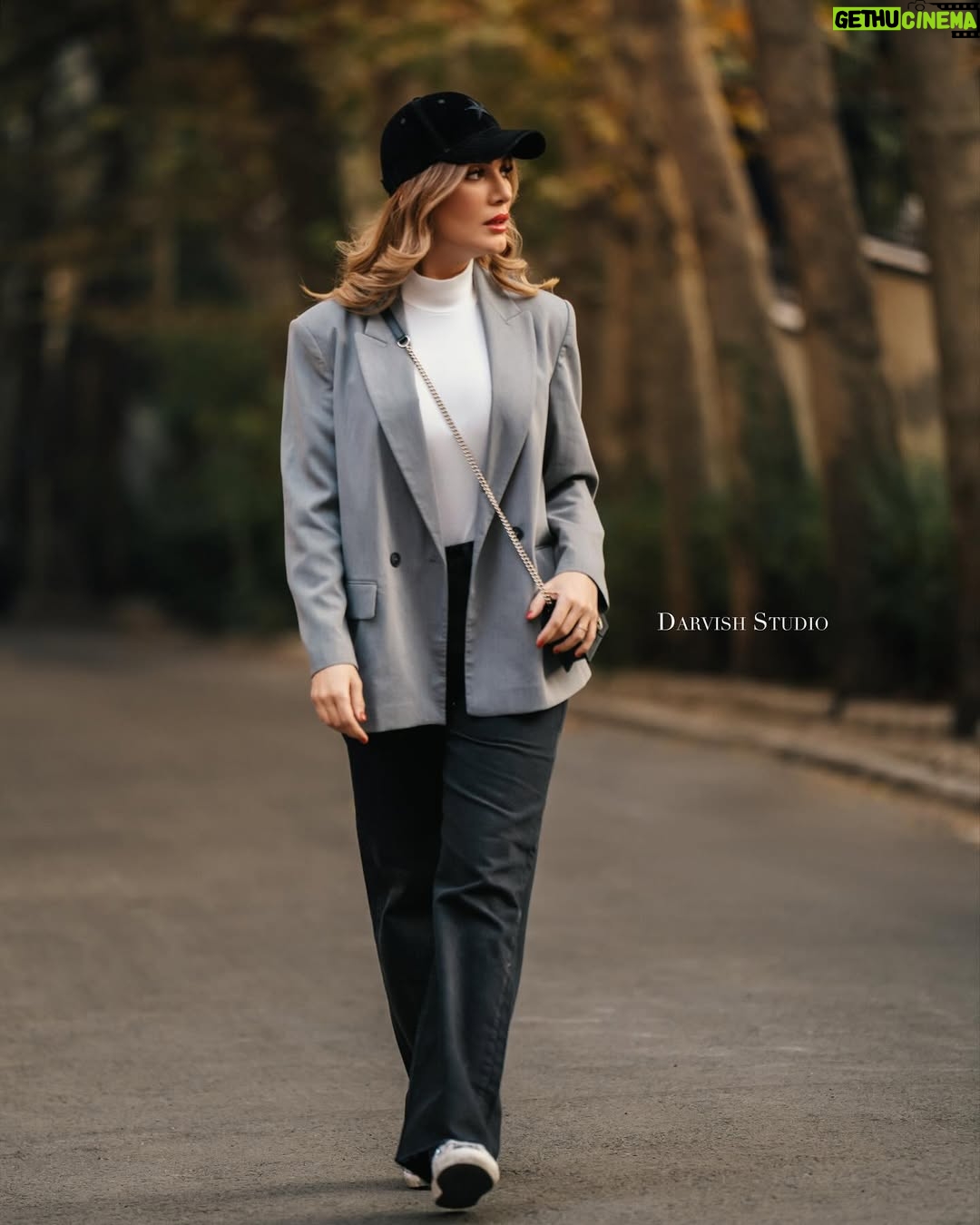 Matin Sotudeh - 98.7K Likes - ⁨	پاییز که می‌رسه، دوستی‌های واقعی مثل برگ‌های طلایی بیشتر خودشون رو نشون میدن.کم‌نظیر، آرام و ماندگار…🧡🍂
.
.
.ممنون از استایلیست خوش سلیقه ‪@raheleh_collection‬⁩

.📸: @darvishstudio