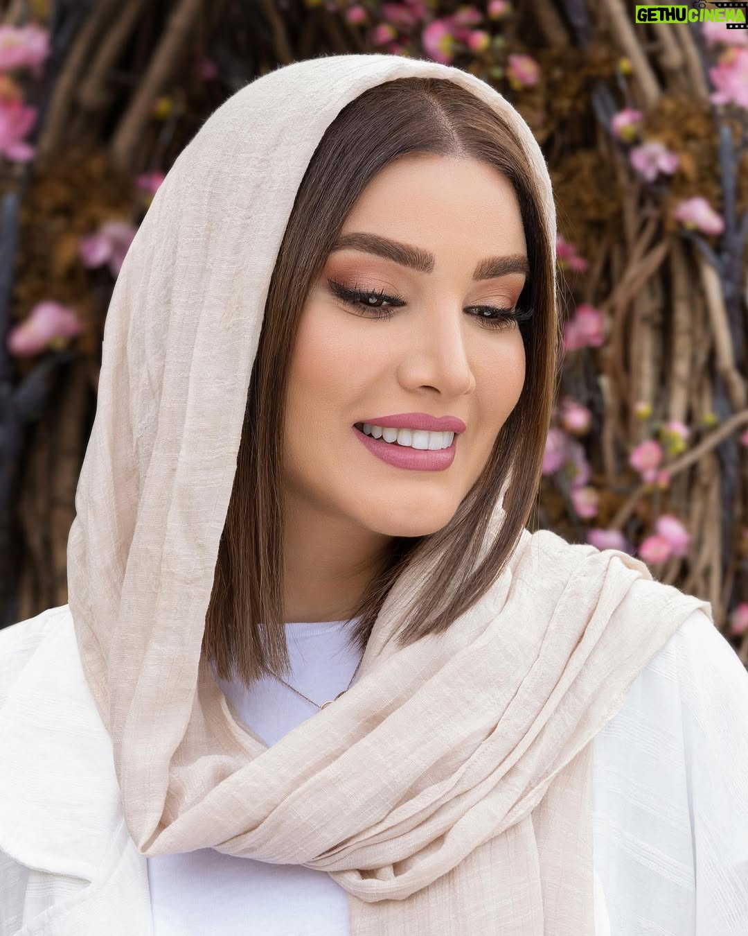 Matin Sotudeh - 65K Likes - با جوانی سر خوش است این پیر بی تدبیر را
جهل باشد با جوانان پنجه کردن پیر را
روز بازار جوانی پنج روزی بیش نیست
نقد را باش ای پسر کآفت بود تأخیر را