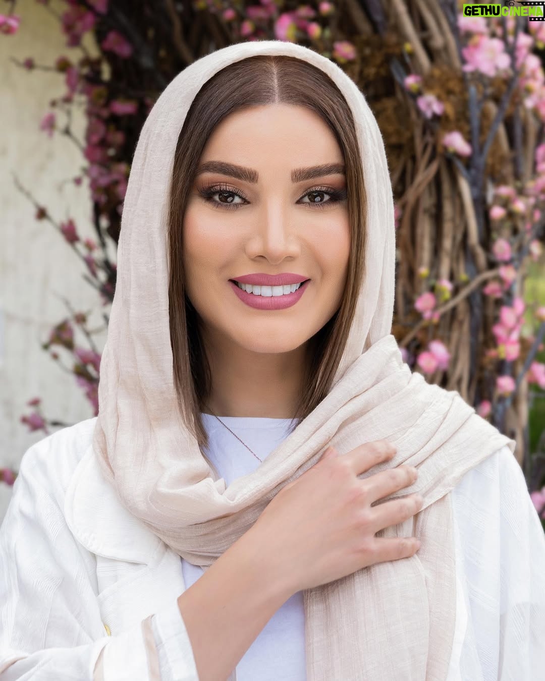 Matin Sotudeh - 65K Likes - با جوانی سر خوش است این پیر بی تدبیر را
جهل باشد با جوانان پنجه کردن پیر را
روز بازار جوانی پنج روزی بیش نیست
نقد را باش ای پسر کآفت بود تأخیر را