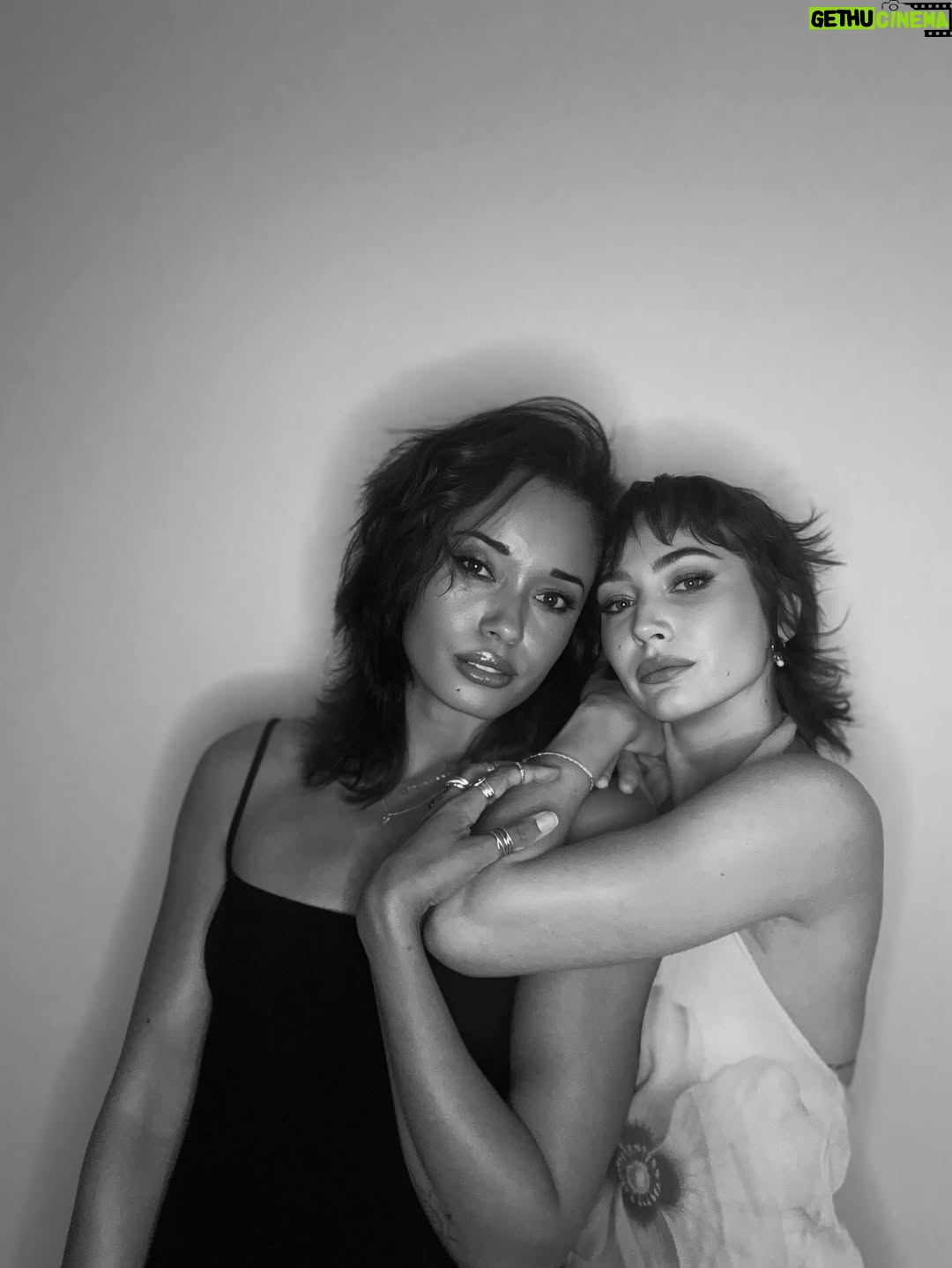 Mavournee Hazel - 3.6K Likes - added 5 years to my lifespan because i got ready with a girlfriend and took photos before going out @liviaswann 🦢🏹🤍
