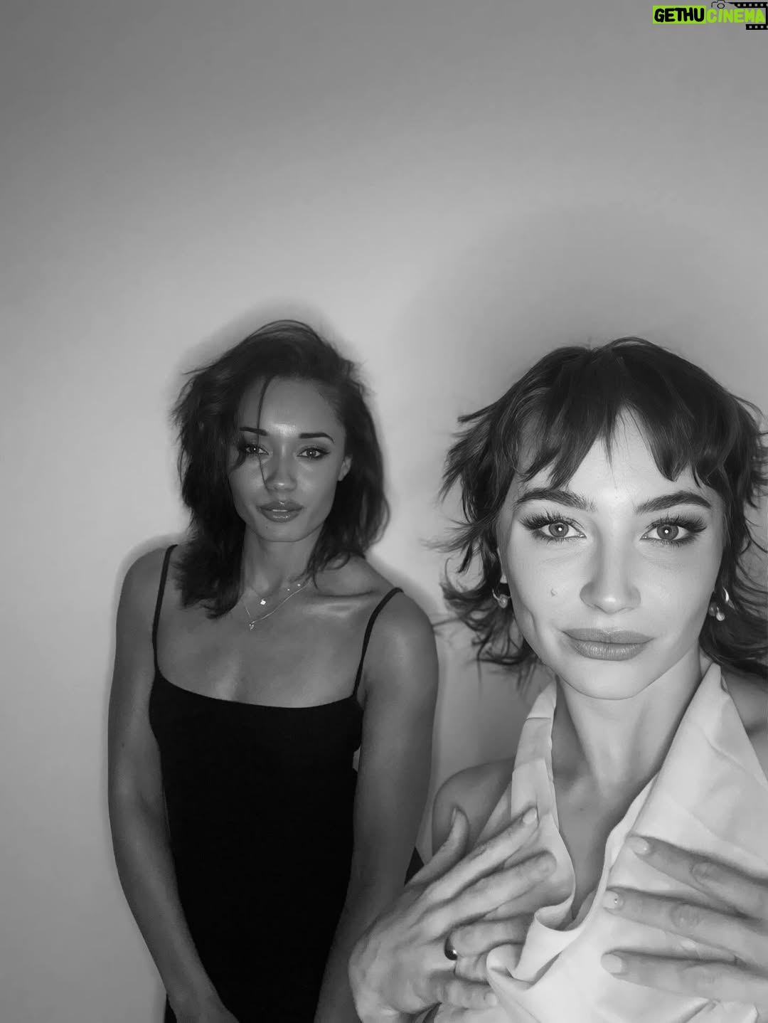 Mavournee Hazel - 3.6K Likes - added 5 years to my lifespan because i got ready with a girlfriend and took photos before going out @liviaswann 🦢🏹🤍