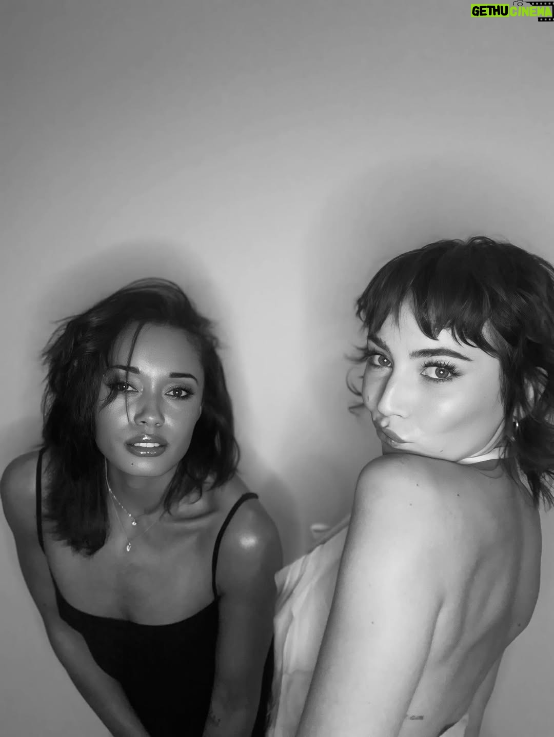 Mavournee Hazel - 3.6K Likes - added 5 years to my lifespan because i got ready with a girlfriend and took photos before going out @liviaswann 🦢🏹🤍
