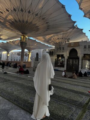 Mawar Rashid Instagram - In the calm of Madinah.
السلام عليك يا رسول الله ﷺ
@ikhlasbrunei