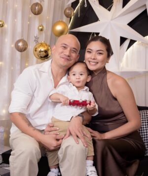 Maxine Medina Instagram - Warm greetings from our little family. 🤎 #MEDINALLANA2025
@bundleofjoystudioph
