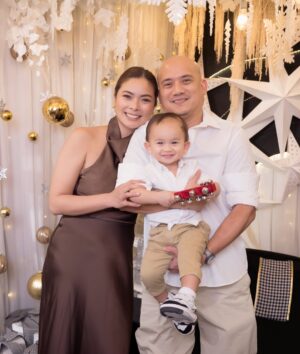 Maxine Medina Instagram - Warm greetings from our little family. 🤎 #MEDINALLANA2025
@bundleofjoystudioph