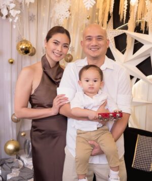 Maxine Medina Instagram - Warm greetings from our little family. 🤎 #MEDINALLANA2025
@bundleofjoystudioph