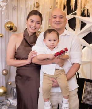 Maxine Medina Instagram - Warm greetings from our little family. 🤎 #MEDINALLANA2025
@bundleofjoystudioph