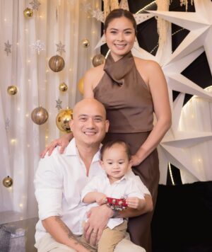 Maxine Medina Instagram - Warm greetings from our little family. 🤎 #MEDINALLANA2025
@bundleofjoystudioph