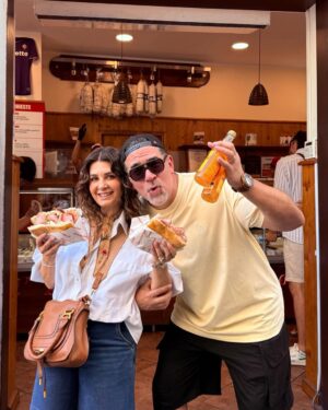 Mayrín Villanueva Instagram - Disfrutamos tantos momentos juntos q no podía faltar una rica focaccia con mortadela y queso mozzarella,,,,, uuufffff q delicia,,, Torta del Chavo a la Italiana…… delicia🕺🏻💯😎🤪💕