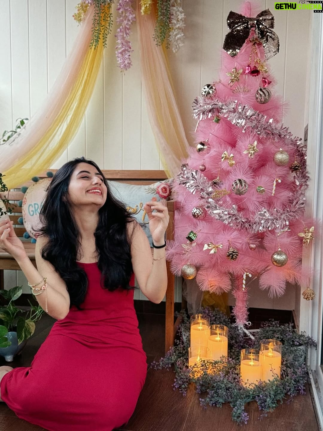 Mazel Vyas - 5.3K Likes - When Christmas blushes 🎄💗✨ 
.
.
Merry Christmas 💕
.
.
#pink #besttime #festivefeels #holidayseason