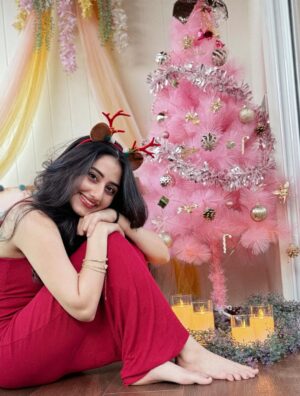 Mazel Vyas Instagram - When Christmas blushes 🎄💗✨ 
.
.
Merry Christmas 💕
.
.
#pink #besttime #festivefeels #holidayseason