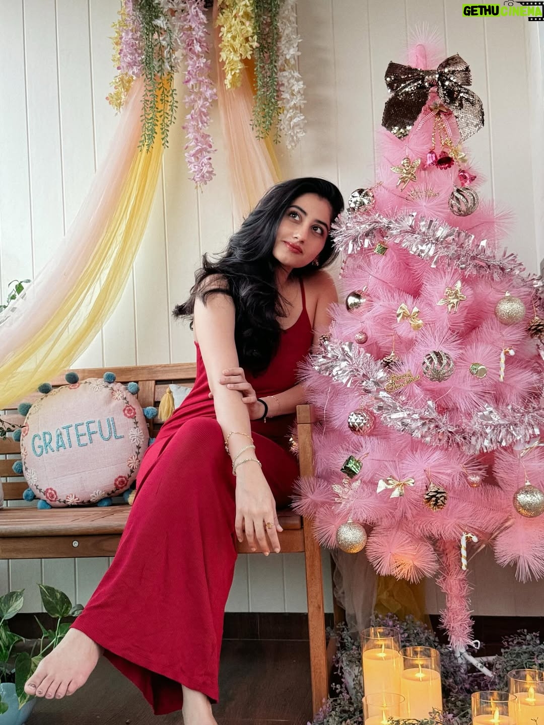 Mazel Vyas - 5.3K Likes - When Christmas blushes 🎄💗✨ 
.
.
Merry Christmas 💕
.
.
#pink #besttime #festivefeels #holidayseason