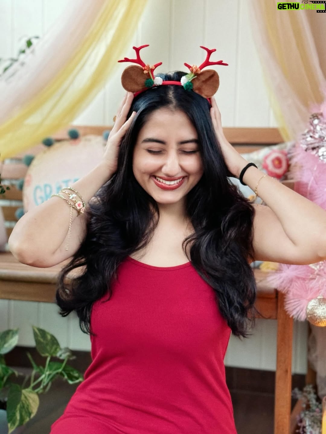 Mazel Vyas - 5.3K Likes - When Christmas blushes 🎄💗✨ 
.
.
Merry Christmas 💕
.
.
#pink #besttime #festivefeels #holidayseason