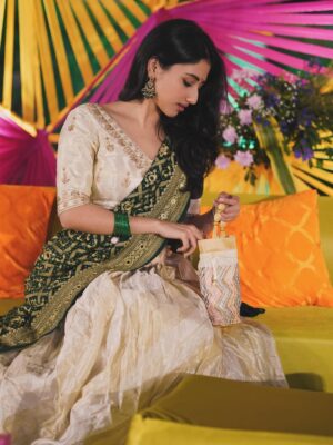 Mazel Vyas Instagram - ✨🪷🦢
.
.
.
#traditional #shadiseason #ishq #ootd #indian 

( Traditionally me, shadi wala feel, ethnic style, dil se, ootd, fashion, Indian attire, soft desi, mood )