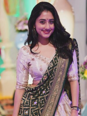 Mazel Vyas Instagram - ✨🪷🦢
.
.
.
#traditional #shadiseason #ishq #ootd #indian 

( Traditionally me, shadi wala feel, ethnic style, dil se, ootd, fashion, Indian attire, soft desi, mood )