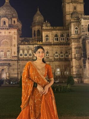 Mazel Vyas Instagram - ✨🪷🦢
.
.
.
#traditional #shadiseason #ishq #ootd #indian 

( Traditionally me, shadi wala feel, ethnic style, dil se, ootd, fashion, Indian attire, soft desi, mood )