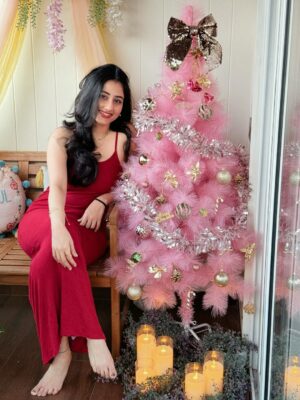 Mazel Vyas Instagram - When Christmas blushes 🎄💗✨ 
.
.
Merry Christmas 💕
.
.
#pink #besttime #festivefeels #holidayseason