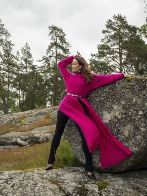 Meeri Koutaniemi Instagram - Oma mallisto on vihdoin ulkona! 💥 Kaupallisessa yhteistyössä @novitaknits

Vuosi sitten sain ehdotuksen suunnitella oman mallistoni Novitalle. Ei tarvinnut kauaa miettiä vastausta, koska tämä on ollut mun unelma lapsuudesta asti. 🥹 Kuusamossa kasvaessa sain suunnitella ja ommella omia vaatteita jo 7-vuotiaana. 

Käsityössä mua on aina kiehtonut niiden perinteet, sekä taito keskittyä ja luoda jotain täysin omalla kielellä, jota vain kädet voivat puhua. 🤲🏼

Malliston nimi, Feral, juontaa juurensa englannin ja latinan sanasta ferus, joka merkitsee kesyttämätöntä. Se viittaa luonnon alkuvoimaan, juuriin ja omaehtoisuuteen. 🪾

Lähdin malliston suunnittelussa liikkeelle siitä, mitä vaatteita itse pitäisin. Halusin ottaa pohjaksi lempivaatteitani ja kokeilla, onnistuisiko ne neule- tai virkattuina versioina. 😊 Nahkaholsterista tuli pitsiholsteri, ja nahkaliivistäni pitsiliivi. Otin vaikutteita 1800-luvun gigot-hihoista, cowboy-kulttuurista, sotilaiden epoleteista ja naisten 1930-luvun työhuiveista. 

Koska en ole ammatiltani suunnittelija, oli haastavaa luoda vaatteet tyhjästä. Jotkut malliston tuotteet syntyivät piirtämällä, kuten valkoinen Hypatia-bolero ja Berta-holsteri. Toiset ovat lähtöisin kuvista, joita löysin keräämällä ja yhdistämällä niitä useasta eri lähteestä. 

Mallisto on saanut inspiraationsa ja mallien nimet naisilta, jotka ovat haastaneet heille asetetut roolit, murtaneet esteitä ja toimineet patriarkaalisesta kontrollista huolimatta. Heidän tarinansa ilmentävät vapautta normeista sekä luottamusta omiin vaistoihin ja intuitioon.

Mallistossa on 10 erilaista mallia, joiden ohjeet löydät Novitan lehdestä ja nettisivuilta. 🧶 

Kuvausten tiimi oli mun kokoama ihailemistani naisista, kameran takana @rosengard, tyylin takana @silandersanna ja meikin ja hiukset mulle loihti @heidiviivu. 🙏 Novitan käsityövirtuoosi Minna Metsänen teki mun ideoista totta luomalla kaikkiin malleihin toteutustavan ja ohjeet. 🌼

Pidämme mallistosta instaliven tämän viikon torstaina 21.8 kello 15.30. Kysymyksiä saa esittää ja pyrimme vastaamaan kaikkiin! 

Mikä näistä on sun suosikki ja minkä näistä neuloisit tai virkkaisit itse? 🙃

#novitaknits #käsityö