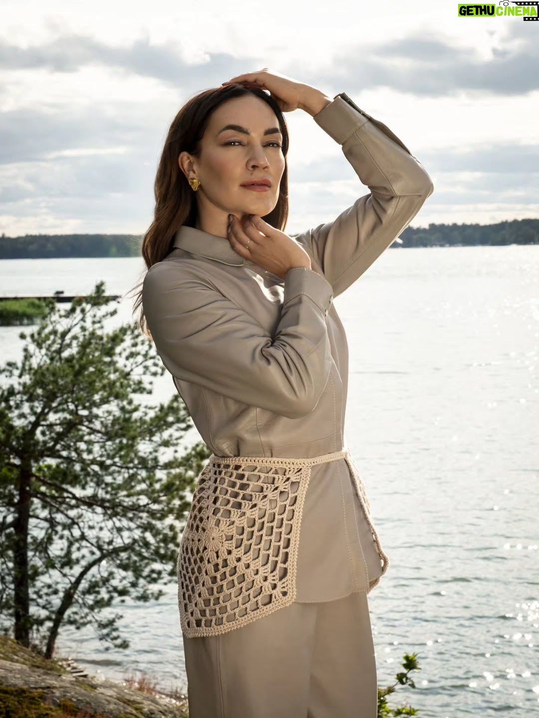Meeri Koutaniemi - 5.6K Likes - Oma mallisto on vihdoin ulkona! 💥 Kaupallisessa yhteistyössä @novitaknits

Vuosi sitten sain ehdotuksen suunnitella oman mallistoni Novitalle. Ei tarvinnut kauaa miettiä vastausta, koska tämä on ollut mun unelma lapsuudesta asti. 🥹 Kuusamossa kasvaessa sain suunnitella ja ommella omia vaatteita jo 7-vuotiaana. 

Käsityössä mua on aina kiehtonut niiden perinteet, sekä taito keskittyä ja luoda jotain täysin omalla kielellä, jota vain kädet voivat puhua. 🤲🏼

Malliston nimi, Feral, juontaa juurensa englannin ja latinan sanasta ferus, joka merkitsee kesyttämätöntä. Se viittaa luonnon alkuvoimaan, juuriin ja omaehtoisuuteen. 🪾

Lähdin malliston suunnittelussa liikkeelle siitä, mitä vaatteita itse pitäisin. Halusin ottaa pohjaksi lempivaatteitani ja kokeilla, onnistuisiko ne neule- tai virkattuina versioina. 😊 Nahkaholsterista tuli pitsiholsteri, ja nahkaliivistäni pitsiliivi. Otin vaikutteita 1800-luvun gigot-hihoista, cowboy-kulttuurista, sotilaiden epoleteista ja naisten 1930-luvun työhuiveista. 

Koska en ole ammatiltani suunnittelija, oli haastavaa luoda vaatteet tyhjästä. Jotkut malliston tuotteet syntyivät piirtämällä, kuten valkoinen Hypatia-bolero ja Berta-holsteri. Toiset ovat lähtöisin kuvista, joita löysin keräämällä ja yhdistämällä niitä useasta eri lähteestä. 

Mallisto on saanut inspiraationsa ja mallien nimet naisilta, jotka ovat haastaneet heille asetetut roolit, murtaneet esteitä ja toimineet patriarkaalisesta kontrollista huolimatta. Heidän tarinansa ilmentävät vapautta normeista sekä luottamusta omiin vaistoihin ja intuitioon.

Mallistossa on 10 erilaista mallia, joiden ohjeet löydät Novitan lehdestä ja nettisivuilta. 🧶 

Kuvausten tiimi oli mun kokoama ihailemistani naisista, kameran takana @rosengard, tyylin takana @silandersanna ja meikin ja hiukset mulle loihti @heidiviivu. 🙏 Novitan käsityövirtuoosi Minna Metsänen teki mun ideoista totta luomalla kaikkiin malleihin toteutustavan ja ohjeet. 🌼

Pidämme mallistosta instaliven tämän viikon torstaina 21.8 kello 15.30. Kysymyksiä saa esittää ja pyrimme vastaamaan kaikkiin! 

Mikä näistä on sun suosikki ja minkä näistä neuloisit tai virkkaisit itse? 🙃

#novitaknits #käsityö