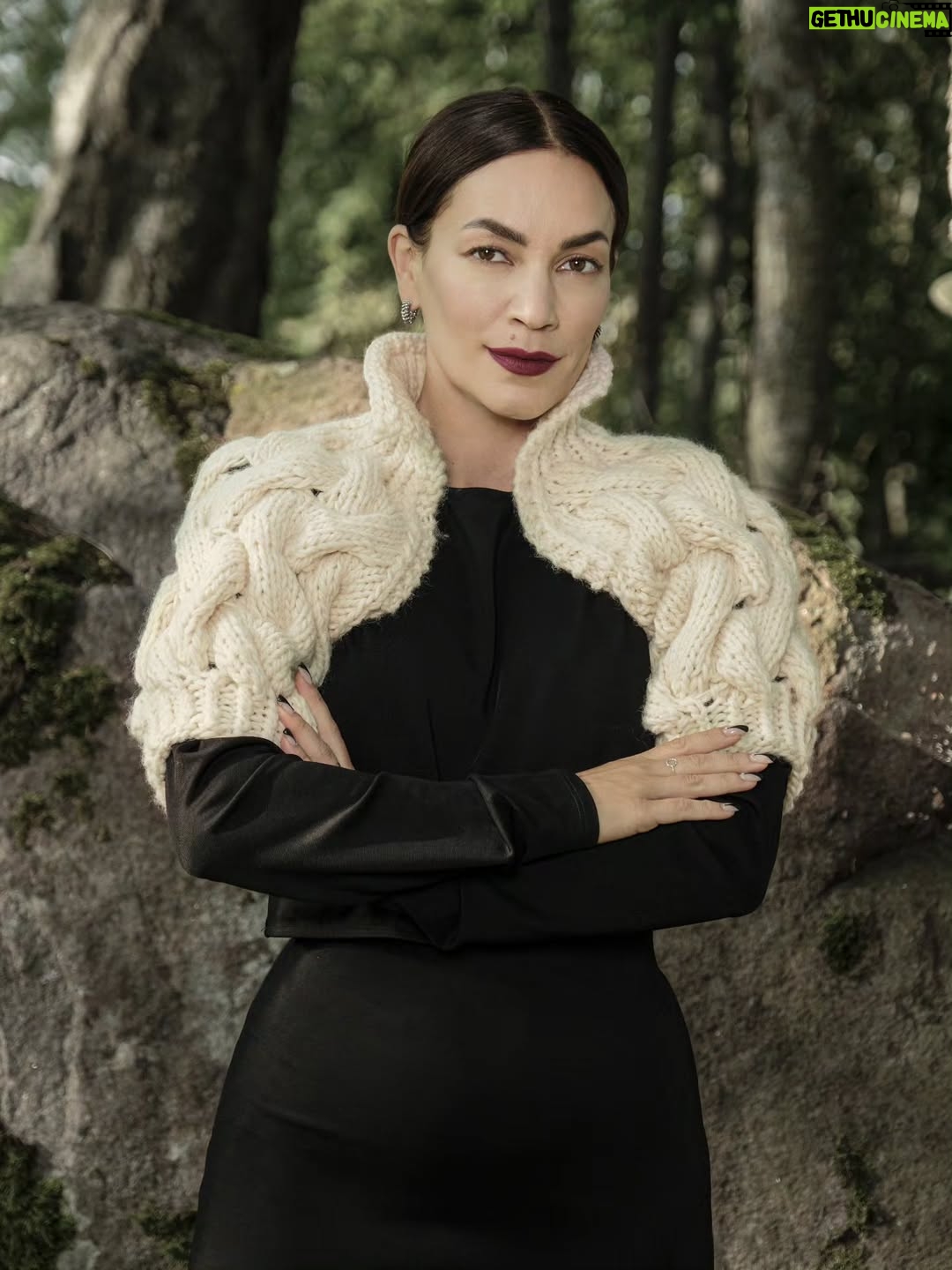 Meeri Koutaniemi - 5.6K Likes - Oma mallisto on vihdoin ulkona! 💥 Kaupallisessa yhteistyössä @novitaknits

Vuosi sitten sain ehdotuksen suunnitella oman mallistoni Novitalle. Ei tarvinnut kauaa miettiä vastausta, koska tämä on ollut mun unelma lapsuudesta asti. 🥹 Kuusamossa kasvaessa sain suunnitella ja ommella omia vaatteita jo 7-vuotiaana. 

Käsityössä mua on aina kiehtonut niiden perinteet, sekä taito keskittyä ja luoda jotain täysin omalla kielellä, jota vain kädet voivat puhua. 🤲🏼

Malliston nimi, Feral, juontaa juurensa englannin ja latinan sanasta ferus, joka merkitsee kesyttämätöntä. Se viittaa luonnon alkuvoimaan, juuriin ja omaehtoisuuteen. 🪾

Lähdin malliston suunnittelussa liikkeelle siitä, mitä vaatteita itse pitäisin. Halusin ottaa pohjaksi lempivaatteitani ja kokeilla, onnistuisiko ne neule- tai virkattuina versioina. 😊 Nahkaholsterista tuli pitsiholsteri, ja nahkaliivistäni pitsiliivi. Otin vaikutteita 1800-luvun gigot-hihoista, cowboy-kulttuurista, sotilaiden epoleteista ja naisten 1930-luvun työhuiveista. 

Koska en ole ammatiltani suunnittelija, oli haastavaa luoda vaatteet tyhjästä. Jotkut malliston tuotteet syntyivät piirtämällä, kuten valkoinen Hypatia-bolero ja Berta-holsteri. Toiset ovat lähtöisin kuvista, joita löysin keräämällä ja yhdistämällä niitä useasta eri lähteestä. 

Mallisto on saanut inspiraationsa ja mallien nimet naisilta, jotka ovat haastaneet heille asetetut roolit, murtaneet esteitä ja toimineet patriarkaalisesta kontrollista huolimatta. Heidän tarinansa ilmentävät vapautta normeista sekä luottamusta omiin vaistoihin ja intuitioon.

Mallistossa on 10 erilaista mallia, joiden ohjeet löydät Novitan lehdestä ja nettisivuilta. 🧶 

Kuvausten tiimi oli mun kokoama ihailemistani naisista, kameran takana @rosengard, tyylin takana @silandersanna ja meikin ja hiukset mulle loihti @heidiviivu. 🙏 Novitan käsityövirtuoosi Minna Metsänen teki mun ideoista totta luomalla kaikkiin malleihin toteutustavan ja ohjeet. 🌼

Pidämme mallistosta instaliven tämän viikon torstaina 21.8 kello 15.30. Kysymyksiä saa esittää ja pyrimme vastaamaan kaikkiin! 

Mikä näistä on sun suosikki ja minkä näistä neuloisit tai virkkaisit itse? 🙃

#novitaknits #käsityö