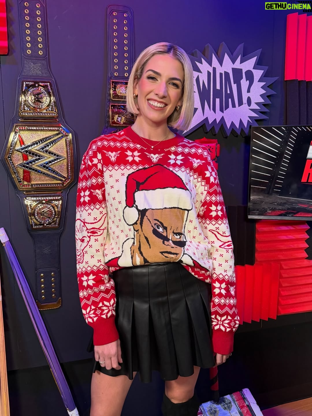 Megan O'Brien - 1.1K Likes - Let’s Rock around the Christmas tree and recap Monday Night Raw 🎄 
.
#wwe #wweraw #rawrecap