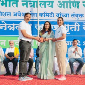 Megha Jayashree Pawar Instagram - नवीन वर्षाची नवीन सुरुवात माझ्या स्वामीनं पासून🔱🔥💪Vibe -Motivation-inspiring-positivity हे सगळं काही त्यांच्याकडून आलेले ताकद आहे..❤️😎कोणाची साथ नसताना पण उभ राहण्याची जी ताकद मला माझ्या स्वामींनी कडून मिळते.❤️बघता बघता वर्ष संपल..प्रत्येक वर्षी काही ना काही तरी शिकत आलीये..तसच ह्या वर्षी पण खूप काही शिकले..नवीन लोकांच्या गाठीभेटी..परक कोण आपल कोण आणि सोबत कोण हे बरच काही दिसल..कोणी आपल दुःख share केल तर कोणी आपल सुख share केल..कोणी शून्यातून उभ केल तर कोणी अनुभवातून उभ राहीले..चार भिंतीच्या बाहेर पडल्याशिवाय कळत नाही की जबाबदारी काय असते..आणि हा अनुभव मला लहानपणापासून अंगावर आलेल्या जबाबदारी मुळे कळल.कोणाची स्वप्न ही अपूर्ण राहिली तर कोणी स्वप्न पूर्ण करण्यासाठी प्रयत्न करतात,तर कोणी स्वप्नासाठी रात्रभर झोपत नाही..कोणी ना कोणी स्वतःसाठी आशेने जगत आहे..माझा हा वर्षाच्या शेवटची post..असे अनेक program केले पण टाकवास नाही वाटल..कारण काही आठवणी हे जगाला ओरडून सांगण्यापेक्षा ते स्वतःमध्ये ठेवलेले बर असत..कारण खूप काही जवळून अनुभवलं आपल्या लोकांची साथ कमी आणि पाय खेचण्याचा प्रयत्न जास्त असतो..ओठात एक आणि पोटात एक असे बऱ्याच गोष्टी पाहिल्या..म्हणून आपण आपल काम थांबावायच नाही आणि हार मानायची नाही..सांगवस एकच वाटत की कधीच कोणाला तुमच्या तर्केने judge करू नका..कारण ह्या जगात असे अनेक लोक जी डोळ्यांनी दिसत नसताना पण स्वतःसाठी जगत असतात..का तर एक दिवस का होईना हे सुंदर जग डोळ्याने बघता येईल.अशी आशा असते..असे अनेक गोष्टी लोकांचे जवळून पाहिल्यात..आज स्वतःच स्वतःला समजावून,सावरून पुन्हा एकदा ताकदीने उभी राहिले..आणि हे सगळं माझ्या स्वामींमुळे शक्य झाल.🥹💯जिथे नाही कोणी तिथे आहेत माझे स्वामी.नकळत आज मला त्यांनी एवढी साथ दिली.नकळत कोणाच्या ना कोणाच्या तरी रूपात ते मला भेटले..खरीखोटी लोक दाखवली,क्षणोक्षणी सोबत राहिले,माझे जखमा-वेदना-दुःख सगळं काही स्वामींनी एका क्षणात आईसारख पदरात घेतल.आज कोणी नाही पण मी तुझ्यासोबत आहे अस धीर मला स्वामींनी दिला.आयुष्यात खूप अडचणी आले आणी येतील. त्यामुळे हिम्मत हारु नका.आणि सगळ्यांचे मनापासून आभार 🙏🏻 श्री स्वामी समर्थ..❤️🔱🔥🙏🏻

#manifest #shreeswamisamarth #newpost #newjourney #newchapter