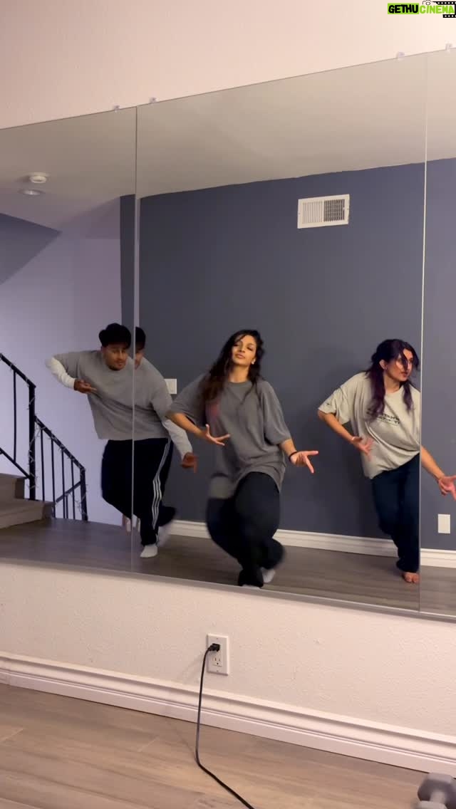 Meghna Chakraborty - 19.9K Likes - when the reunion turns into a choreo sesh 🤩

💃: @eshhpat @meghnac3 @jai.dance 
🎧: For A Reason - @karanaujla @ikky.music