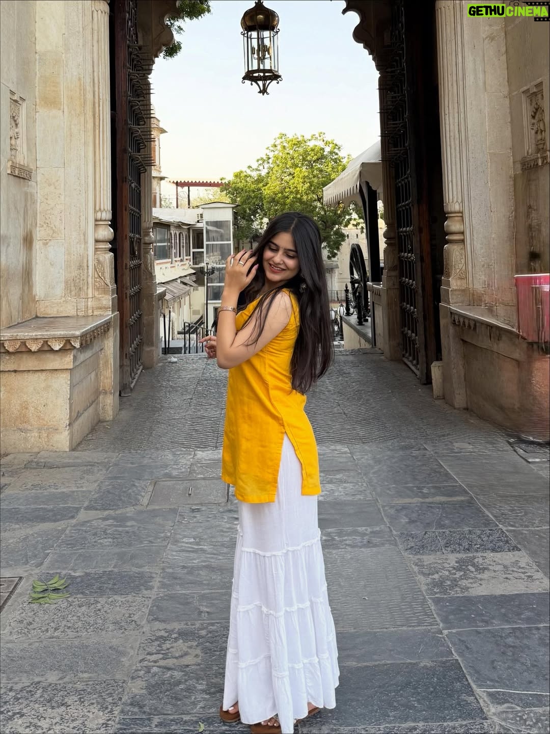 Mehak Bhagtani - 18K Likes - Udaipur’s sunset is unreal🥹💛
.
.
.
.
#trend #post #explore #fyp #viral #udaipur #sunset