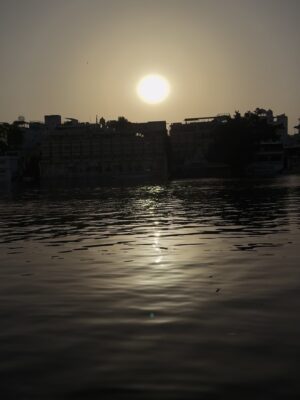 Mehak Bhagtani Instagram - Udaipur’s sunset is unreal🥹💛
.
.
.
.
#trend #post #explore #fyp #viral #udaipur #sunset