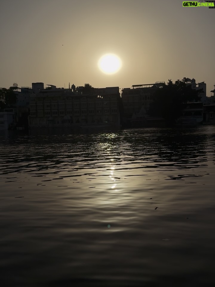 Mehak Bhagtani - 18K Likes - Udaipur’s sunset is unreal🥹💛
.
.
.
.
#trend #post #explore #fyp #viral #udaipur #sunset