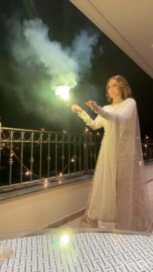 Mehak Dhillon Instagram - 🌸🥰