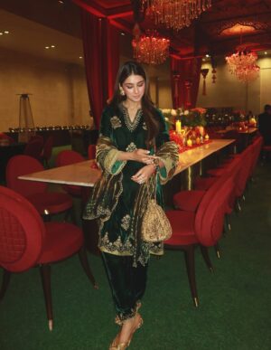 Meher Taluja Instagram - Lohri outfit inspo💚

Wearing : @dohrindia