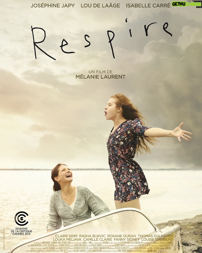 Mélanie Laurent - 8.9K Likes - Il y a 10 ans sortait au cinéma le deuxième long-métrage réalisé par Mélanie, "Respire" ❤️

Adapté du roman éponyme d' @annesophie_brasme (à lire !), le film raconte l'amitié fusionnelle entre Charlie et Sarah, avant que cette dernière se montre possessive et manipulatrice. 

La dynamique entre Charlie et Sarah est magnifiquement rendue et chaque scène semble capter la tension sous-jacente d’une amitié qui vire à l’obsession et à la violence psychologique. 

"Respire" ne tombe jamais dans le mélodrame, mais préfère offrir une vision juste et nuancée des effets du harcèlement, en montrant l’isolement de Charlie et la montée progressive de sa souffrance. 

La mise en scène, intime et immersive, place le spectateur au cœur de ce tourment psychologique, grâce à l'excellent travail fait sur le son et l'image. 

Mélanie réussit à créer un univers intense, où la tension se construit progressivement avant d'exploser dans toute sa puissance. 

À noter l'excellente musique du film signée @marcchouarain 

"Respire" marque aussi la deuxième collaboration entre Mélanie et son équipe technique, qui perdure au fil de ses différents projets. 

Dix ans plus tard Lou de Laage a joué dans la première pièce mise en scène par Mélanie "Le dernier testament" en 2017 ainsi que dans son 6ème film "Le Bal des folles" sorti en 2021 et Mélanie a joué dans le premier film de @josephinejapy en tant que réalisatrice "Qui brille au combat", dont le tournage vient de se terminer. 

Je vais m'arrêter ici car je pourrais parler de ce film pendant des heures. "Respire" est à voir absolument si vous ne l'avez pas encore vu ! Il est disponible en DVD/Blu-ray ou en VOD. 

Casting : Joséphine Japy, Lou de Laage, Isabelle Carré, Claire Keim, Radivoje Bukvic, Carole Franck, Roxane Duran. 

Crédits photos : Gaumont / Move Movie / Alice Dardun / Jérôme Plon
