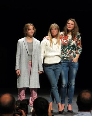 Mélanie Laurent Instagram - Il y a 10 ans sortait au cinéma le deuxième long-métrage réalisé par Mélanie, "Respire" ❤️

Adapté du roman éponyme d' @annesophie_brasme (à lire !), le film raconte l'amitié fusionnelle entre Charlie et Sarah, avant que cette dernière se montre possessive et manipulatrice. 

La dynamique entre Charlie et Sarah est magnifiquement rendue et chaque scène semble capter la tension sous-jacente d’une amitié qui vire à l’obsession et à la violence psychologique. 

"Respire" ne tombe jamais dans le mélodrame, mais préfère offrir une vision juste et nuancée des effets du harcèlement, en montrant l’isolement de Charlie et la montée progressive de sa souffrance. 

La mise en scène, intime et immersive, place le spectateur au cœur de ce tourment psychologique, grâce à l'excellent travail fait sur le son et l'image. 

Mélanie réussit à créer un univers intense, où la tension se construit progressivement avant d'exploser dans toute sa puissance. 

À noter l'excellente musique du film signée @marcchouarain 

"Respire" marque aussi la deuxième collaboration entre Mélanie et son équipe technique, qui perdure au fil de ses différents projets. 

Dix ans plus tard Lou de Laage a joué dans la première pièce mise en scène par Mélanie "Le dernier testament" en 2017 ainsi que dans son 6ème film "Le Bal des folles" sorti en 2021 et Mélanie a joué dans le premier film de @josephinejapy en tant que réalisatrice "Qui brille au combat", dont le tournage vient de se terminer. 

Je vais m'arrêter ici car je pourrais parler de ce film pendant des heures. "Respire" est à voir absolument si vous ne l'avez pas encore vu ! Il est disponible en DVD/Blu-ray ou en VOD. 

Casting : Joséphine Japy, Lou de Laage, Isabelle Carré, Claire Keim, Radivoje Bukvic, Carole Franck, Roxane Duran. 

Crédits photos : Gaumont / Move Movie / Alice Dardun / Jérôme Plon