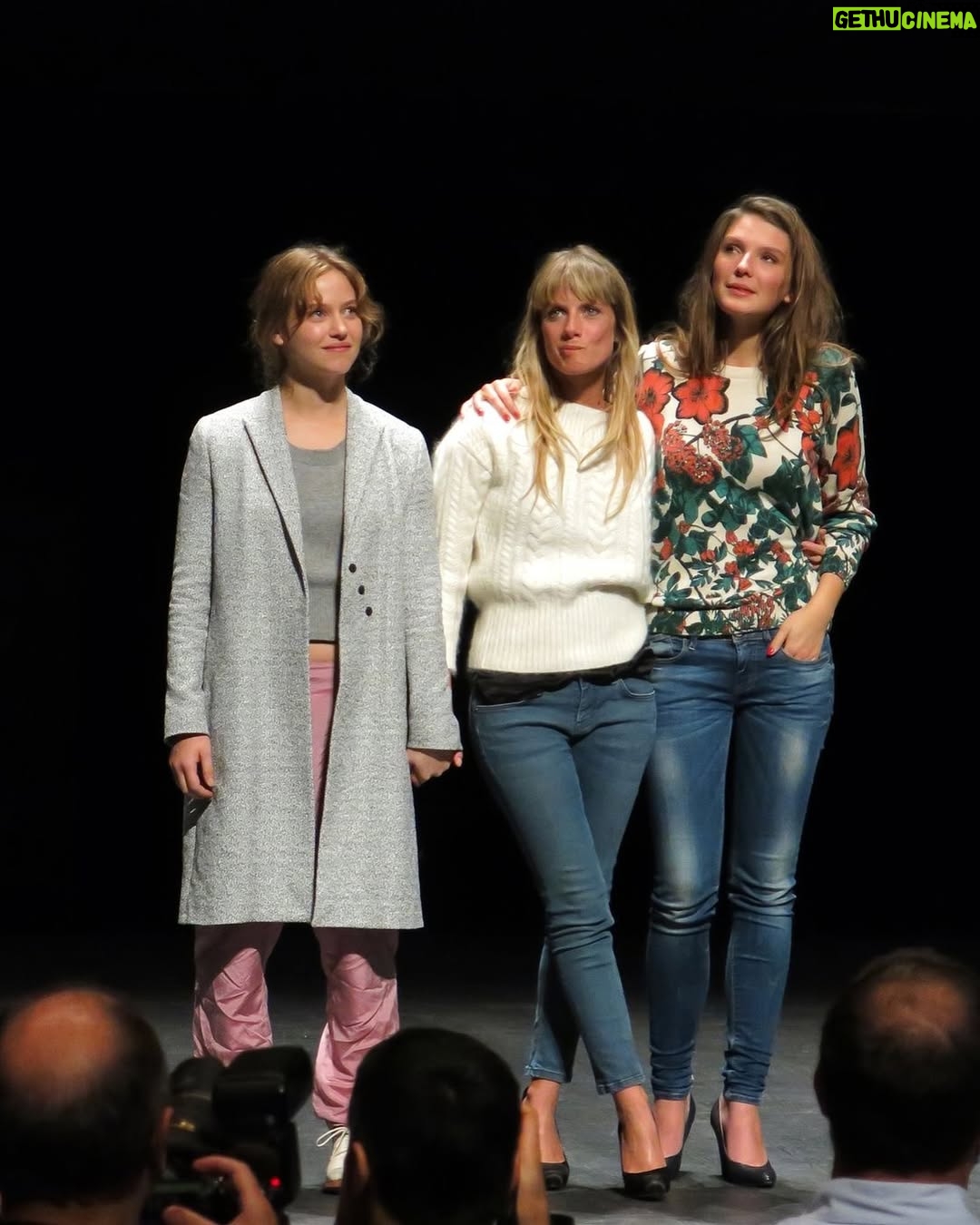 Mélanie Laurent - 8.9K Likes - Il y a 10 ans sortait au cinéma le deuxième long-métrage réalisé par Mélanie, "Respire" ❤️

Adapté du roman éponyme d' @annesophie_brasme (à lire !), le film raconte l'amitié fusionnelle entre Charlie et Sarah, avant que cette dernière se montre possessive et manipulatrice. 

La dynamique entre Charlie et Sarah est magnifiquement rendue et chaque scène semble capter la tension sous-jacente d’une amitié qui vire à l’obsession et à la violence psychologique. 

"Respire" ne tombe jamais dans le mélodrame, mais préfère offrir une vision juste et nuancée des effets du harcèlement, en montrant l’isolement de Charlie et la montée progressive de sa souffrance. 

La mise en scène, intime et immersive, place le spectateur au cœur de ce tourment psychologique, grâce à l'excellent travail fait sur le son et l'image. 

Mélanie réussit à créer un univers intense, où la tension se construit progressivement avant d'exploser dans toute sa puissance. 

À noter l'excellente musique du film signée @marcchouarain 

"Respire" marque aussi la deuxième collaboration entre Mélanie et son équipe technique, qui perdure au fil de ses différents projets. 

Dix ans plus tard Lou de Laage a joué dans la première pièce mise en scène par Mélanie "Le dernier testament" en 2017 ainsi que dans son 6ème film "Le Bal des folles" sorti en 2021 et Mélanie a joué dans le premier film de @josephinejapy en tant que réalisatrice "Qui brille au combat", dont le tournage vient de se terminer. 

Je vais m'arrêter ici car je pourrais parler de ce film pendant des heures. "Respire" est à voir absolument si vous ne l'avez pas encore vu ! Il est disponible en DVD/Blu-ray ou en VOD. 

Casting : Joséphine Japy, Lou de Laage, Isabelle Carré, Claire Keim, Radivoje Bukvic, Carole Franck, Roxane Duran. 

Crédits photos : Gaumont / Move Movie / Alice Dardun / Jérôme Plon