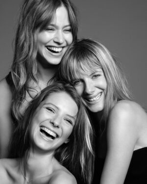 Mélanie Laurent Instagram - Il y a 10 ans sortait au cinéma le deuxième long-métrage réalisé par Mélanie, "Respire" ❤️

Adapté du roman éponyme d' @annesophie_brasme (à lire !), le film raconte l'amitié fusionnelle entre Charlie et Sarah, avant que cette dernière se montre possessive et manipulatrice. 

La dynamique entre Charlie et Sarah est magnifiquement rendue et chaque scène semble capter la tension sous-jacente d’une amitié qui vire à l’obsession et à la violence psychologique. 

"Respire" ne tombe jamais dans le mélodrame, mais préfère offrir une vision juste et nuancée des effets du harcèlement, en montrant l’isolement de Charlie et la montée progressive de sa souffrance. 

La mise en scène, intime et immersive, place le spectateur au cœur de ce tourment psychologique, grâce à l'excellent travail fait sur le son et l'image. 

Mélanie réussit à créer un univers intense, où la tension se construit progressivement avant d'exploser dans toute sa puissance. 

À noter l'excellente musique du film signée @marcchouarain 

"Respire" marque aussi la deuxième collaboration entre Mélanie et son équipe technique, qui perdure au fil de ses différents projets. 

Dix ans plus tard Lou de Laage a joué dans la première pièce mise en scène par Mélanie "Le dernier testament" en 2017 ainsi que dans son 6ème film "Le Bal des folles" sorti en 2021 et Mélanie a joué dans le premier film de @josephinejapy en tant que réalisatrice "Qui brille au combat", dont le tournage vient de se terminer. 

Je vais m'arrêter ici car je pourrais parler de ce film pendant des heures. "Respire" est à voir absolument si vous ne l'avez pas encore vu ! Il est disponible en DVD/Blu-ray ou en VOD. 

Casting : Joséphine Japy, Lou de Laage, Isabelle Carré, Claire Keim, Radivoje Bukvic, Carole Franck, Roxane Duran. 

Crédits photos : Gaumont / Move Movie / Alice Dardun / Jérôme Plon