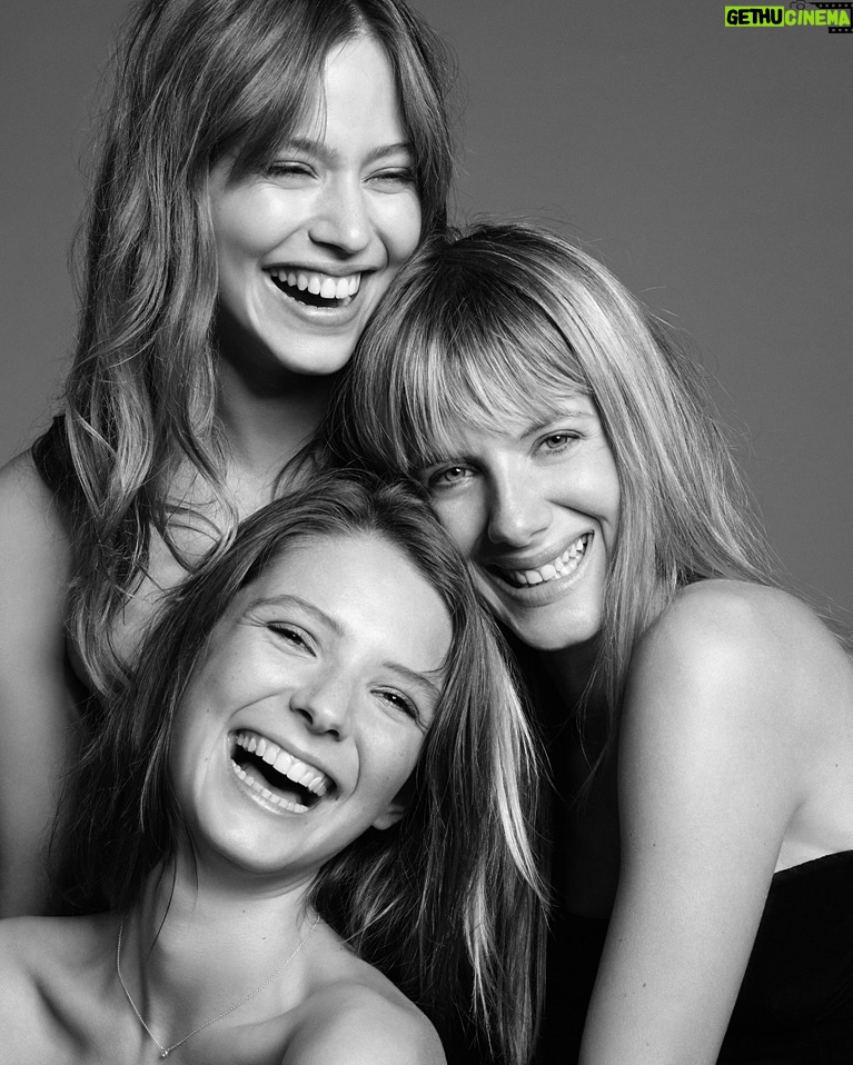 Mélanie Laurent - 8.9K Likes - Il y a 10 ans sortait au cinéma le deuxième long-métrage réalisé par Mélanie, "Respire" ❤️

Adapté du roman éponyme d' @annesophie_brasme (à lire !), le film raconte l'amitié fusionnelle entre Charlie et Sarah, avant que cette dernière se montre possessive et manipulatrice. 

La dynamique entre Charlie et Sarah est magnifiquement rendue et chaque scène semble capter la tension sous-jacente d’une amitié qui vire à l’obsession et à la violence psychologique. 

"Respire" ne tombe jamais dans le mélodrame, mais préfère offrir une vision juste et nuancée des effets du harcèlement, en montrant l’isolement de Charlie et la montée progressive de sa souffrance. 

La mise en scène, intime et immersive, place le spectateur au cœur de ce tourment psychologique, grâce à l'excellent travail fait sur le son et l'image. 

Mélanie réussit à créer un univers intense, où la tension se construit progressivement avant d'exploser dans toute sa puissance. 

À noter l'excellente musique du film signée @marcchouarain 

"Respire" marque aussi la deuxième collaboration entre Mélanie et son équipe technique, qui perdure au fil de ses différents projets. 

Dix ans plus tard Lou de Laage a joué dans la première pièce mise en scène par Mélanie "Le dernier testament" en 2017 ainsi que dans son 6ème film "Le Bal des folles" sorti en 2021 et Mélanie a joué dans le premier film de @josephinejapy en tant que réalisatrice "Qui brille au combat", dont le tournage vient de se terminer. 

Je vais m'arrêter ici car je pourrais parler de ce film pendant des heures. "Respire" est à voir absolument si vous ne l'avez pas encore vu ! Il est disponible en DVD/Blu-ray ou en VOD. 

Casting : Joséphine Japy, Lou de Laage, Isabelle Carré, Claire Keim, Radivoje Bukvic, Carole Franck, Roxane Duran. 

Crédits photos : Gaumont / Move Movie / Alice Dardun / Jérôme Plon