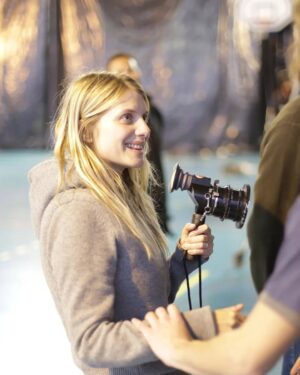 Mélanie Laurent Instagram - Il y a 10 ans sortait au cinéma le deuxième long-métrage réalisé par Mélanie, "Respire" ❤️

Adapté du roman éponyme d' @annesophie_brasme (à lire !), le film raconte l'amitié fusionnelle entre Charlie et Sarah, avant que cette dernière se montre possessive et manipulatrice. 

La dynamique entre Charlie et Sarah est magnifiquement rendue et chaque scène semble capter la tension sous-jacente d’une amitié qui vire à l’obsession et à la violence psychologique. 

"Respire" ne tombe jamais dans le mélodrame, mais préfère offrir une vision juste et nuancée des effets du harcèlement, en montrant l’isolement de Charlie et la montée progressive de sa souffrance. 

La mise en scène, intime et immersive, place le spectateur au cœur de ce tourment psychologique, grâce à l'excellent travail fait sur le son et l'image. 

Mélanie réussit à créer un univers intense, où la tension se construit progressivement avant d'exploser dans toute sa puissance. 

À noter l'excellente musique du film signée @marcchouarain 

"Respire" marque aussi la deuxième collaboration entre Mélanie et son équipe technique, qui perdure au fil de ses différents projets. 

Dix ans plus tard Lou de Laage a joué dans la première pièce mise en scène par Mélanie "Le dernier testament" en 2017 ainsi que dans son 6ème film "Le Bal des folles" sorti en 2021 et Mélanie a joué dans le premier film de @josephinejapy en tant que réalisatrice "Qui brille au combat", dont le tournage vient de se terminer. 

Je vais m'arrêter ici car je pourrais parler de ce film pendant des heures. "Respire" est à voir absolument si vous ne l'avez pas encore vu ! Il est disponible en DVD/Blu-ray ou en VOD. 

Casting : Joséphine Japy, Lou de Laage, Isabelle Carré, Claire Keim, Radivoje Bukvic, Carole Franck, Roxane Duran. 

Crédits photos : Gaumont / Move Movie / Alice Dardun / Jérôme Plon
