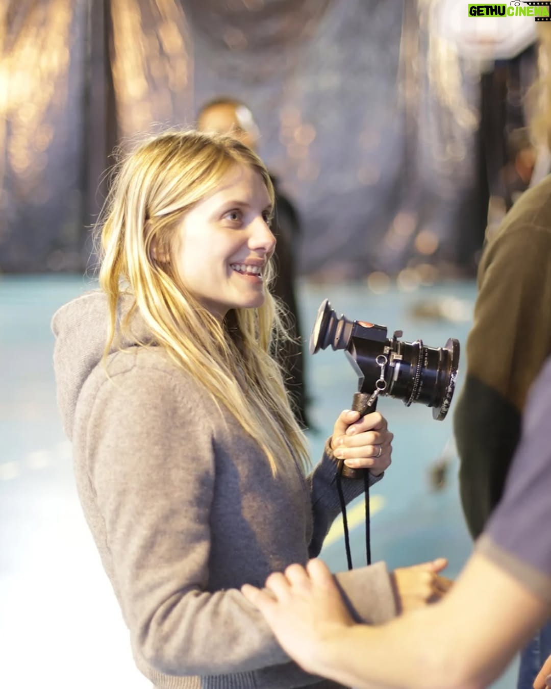 Mélanie Laurent - 8.9K Likes - Il y a 10 ans sortait au cinéma le deuxième long-métrage réalisé par Mélanie, "Respire" ❤️

Adapté du roman éponyme d' @annesophie_brasme (à lire !), le film raconte l'amitié fusionnelle entre Charlie et Sarah, avant que cette dernière se montre possessive et manipulatrice. 

La dynamique entre Charlie et Sarah est magnifiquement rendue et chaque scène semble capter la tension sous-jacente d’une amitié qui vire à l’obsession et à la violence psychologique. 

"Respire" ne tombe jamais dans le mélodrame, mais préfère offrir une vision juste et nuancée des effets du harcèlement, en montrant l’isolement de Charlie et la montée progressive de sa souffrance. 

La mise en scène, intime et immersive, place le spectateur au cœur de ce tourment psychologique, grâce à l'excellent travail fait sur le son et l'image. 

Mélanie réussit à créer un univers intense, où la tension se construit progressivement avant d'exploser dans toute sa puissance. 

À noter l'excellente musique du film signée @marcchouarain 

"Respire" marque aussi la deuxième collaboration entre Mélanie et son équipe technique, qui perdure au fil de ses différents projets. 

Dix ans plus tard Lou de Laage a joué dans la première pièce mise en scène par Mélanie "Le dernier testament" en 2017 ainsi que dans son 6ème film "Le Bal des folles" sorti en 2021 et Mélanie a joué dans le premier film de @josephinejapy en tant que réalisatrice "Qui brille au combat", dont le tournage vient de se terminer. 

Je vais m'arrêter ici car je pourrais parler de ce film pendant des heures. "Respire" est à voir absolument si vous ne l'avez pas encore vu ! Il est disponible en DVD/Blu-ray ou en VOD. 

Casting : Joséphine Japy, Lou de Laage, Isabelle Carré, Claire Keim, Radivoje Bukvic, Carole Franck, Roxane Duran. 

Crédits photos : Gaumont / Move Movie / Alice Dardun / Jérôme Plon