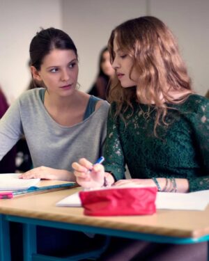 Mélanie Laurent Instagram - Il y a 10 ans sortait au cinéma le deuxième long-métrage réalisé par Mélanie, "Respire" ❤️

Adapté du roman éponyme d' @annesophie_brasme (à lire !), le film raconte l'amitié fusionnelle entre Charlie et Sarah, avant que cette dernière se montre possessive et manipulatrice. 

La dynamique entre Charlie et Sarah est magnifiquement rendue et chaque scène semble capter la tension sous-jacente d’une amitié qui vire à l’obsession et à la violence psychologique. 

"Respire" ne tombe jamais dans le mélodrame, mais préfère offrir une vision juste et nuancée des effets du harcèlement, en montrant l’isolement de Charlie et la montée progressive de sa souffrance. 

La mise en scène, intime et immersive, place le spectateur au cœur de ce tourment psychologique, grâce à l'excellent travail fait sur le son et l'image. 

Mélanie réussit à créer un univers intense, où la tension se construit progressivement avant d'exploser dans toute sa puissance. 

À noter l'excellente musique du film signée @marcchouarain 

"Respire" marque aussi la deuxième collaboration entre Mélanie et son équipe technique, qui perdure au fil de ses différents projets. 

Dix ans plus tard Lou de Laage a joué dans la première pièce mise en scène par Mélanie "Le dernier testament" en 2017 ainsi que dans son 6ème film "Le Bal des folles" sorti en 2021 et Mélanie a joué dans le premier film de @josephinejapy en tant que réalisatrice "Qui brille au combat", dont le tournage vient de se terminer. 

Je vais m'arrêter ici car je pourrais parler de ce film pendant des heures. "Respire" est à voir absolument si vous ne l'avez pas encore vu ! Il est disponible en DVD/Blu-ray ou en VOD. 

Casting : Joséphine Japy, Lou de Laage, Isabelle Carré, Claire Keim, Radivoje Bukvic, Carole Franck, Roxane Duran. 

Crédits photos : Gaumont / Move Movie / Alice Dardun / Jérôme Plon
