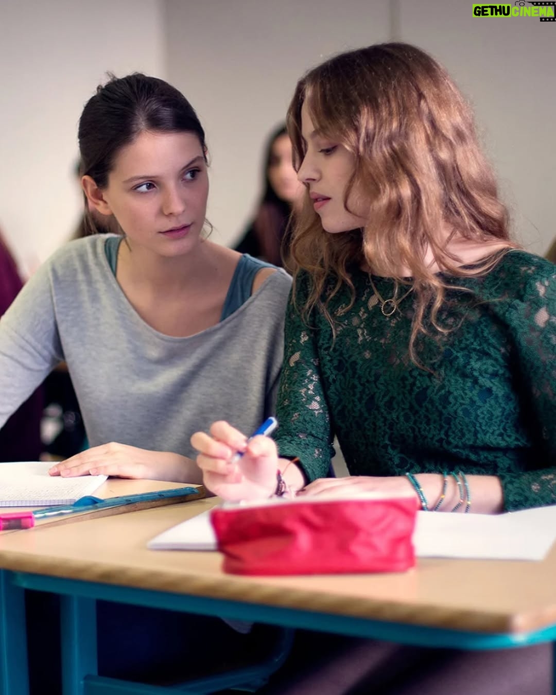 Mélanie Laurent - 8.9K Likes - Il y a 10 ans sortait au cinéma le deuxième long-métrage réalisé par Mélanie, "Respire" ❤️

Adapté du roman éponyme d' @annesophie_brasme (à lire !), le film raconte l'amitié fusionnelle entre Charlie et Sarah, avant que cette dernière se montre possessive et manipulatrice. 

La dynamique entre Charlie et Sarah est magnifiquement rendue et chaque scène semble capter la tension sous-jacente d’une amitié qui vire à l’obsession et à la violence psychologique. 

"Respire" ne tombe jamais dans le mélodrame, mais préfère offrir une vision juste et nuancée des effets du harcèlement, en montrant l’isolement de Charlie et la montée progressive de sa souffrance. 

La mise en scène, intime et immersive, place le spectateur au cœur de ce tourment psychologique, grâce à l'excellent travail fait sur le son et l'image. 

Mélanie réussit à créer un univers intense, où la tension se construit progressivement avant d'exploser dans toute sa puissance. 

À noter l'excellente musique du film signée @marcchouarain 

"Respire" marque aussi la deuxième collaboration entre Mélanie et son équipe technique, qui perdure au fil de ses différents projets. 

Dix ans plus tard Lou de Laage a joué dans la première pièce mise en scène par Mélanie "Le dernier testament" en 2017 ainsi que dans son 6ème film "Le Bal des folles" sorti en 2021 et Mélanie a joué dans le premier film de @josephinejapy en tant que réalisatrice "Qui brille au combat", dont le tournage vient de se terminer. 

Je vais m'arrêter ici car je pourrais parler de ce film pendant des heures. "Respire" est à voir absolument si vous ne l'avez pas encore vu ! Il est disponible en DVD/Blu-ray ou en VOD. 

Casting : Joséphine Japy, Lou de Laage, Isabelle Carré, Claire Keim, Radivoje Bukvic, Carole Franck, Roxane Duran. 

Crédits photos : Gaumont / Move Movie / Alice Dardun / Jérôme Plon