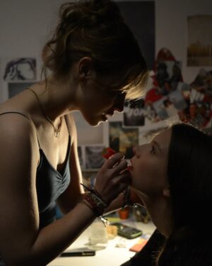 Mélanie Laurent Instagram - Il y a 10 ans sortait au cinéma le deuxième long-métrage réalisé par Mélanie, "Respire" ❤️

Adapté du roman éponyme d' @annesophie_brasme (à lire !), le film raconte l'amitié fusionnelle entre Charlie et Sarah, avant que cette dernière se montre possessive et manipulatrice. 

La dynamique entre Charlie et Sarah est magnifiquement rendue et chaque scène semble capter la tension sous-jacente d’une amitié qui vire à l’obsession et à la violence psychologique. 

"Respire" ne tombe jamais dans le mélodrame, mais préfère offrir une vision juste et nuancée des effets du harcèlement, en montrant l’isolement de Charlie et la montée progressive de sa souffrance. 

La mise en scène, intime et immersive, place le spectateur au cœur de ce tourment psychologique, grâce à l'excellent travail fait sur le son et l'image. 

Mélanie réussit à créer un univers intense, où la tension se construit progressivement avant d'exploser dans toute sa puissance. 

À noter l'excellente musique du film signée @marcchouarain 

"Respire" marque aussi la deuxième collaboration entre Mélanie et son équipe technique, qui perdure au fil de ses différents projets. 

Dix ans plus tard Lou de Laage a joué dans la première pièce mise en scène par Mélanie "Le dernier testament" en 2017 ainsi que dans son 6ème film "Le Bal des folles" sorti en 2021 et Mélanie a joué dans le premier film de @josephinejapy en tant que réalisatrice "Qui brille au combat", dont le tournage vient de se terminer. 

Je vais m'arrêter ici car je pourrais parler de ce film pendant des heures. "Respire" est à voir absolument si vous ne l'avez pas encore vu ! Il est disponible en DVD/Blu-ray ou en VOD. 

Casting : Joséphine Japy, Lou de Laage, Isabelle Carré, Claire Keim, Radivoje Bukvic, Carole Franck, Roxane Duran. 

Crédits photos : Gaumont / Move Movie / Alice Dardun / Jérôme Plon