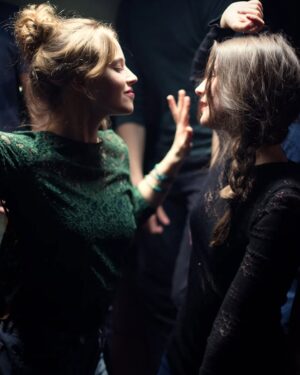 Mélanie Laurent Instagram - Il y a 10 ans sortait au cinéma le deuxième long-métrage réalisé par Mélanie, "Respire" ❤️

Adapté du roman éponyme d' @annesophie_brasme (à lire !), le film raconte l'amitié fusionnelle entre Charlie et Sarah, avant que cette dernière se montre possessive et manipulatrice. 

La dynamique entre Charlie et Sarah est magnifiquement rendue et chaque scène semble capter la tension sous-jacente d’une amitié qui vire à l’obsession et à la violence psychologique. 

"Respire" ne tombe jamais dans le mélodrame, mais préfère offrir une vision juste et nuancée des effets du harcèlement, en montrant l’isolement de Charlie et la montée progressive de sa souffrance. 

La mise en scène, intime et immersive, place le spectateur au cœur de ce tourment psychologique, grâce à l'excellent travail fait sur le son et l'image. 

Mélanie réussit à créer un univers intense, où la tension se construit progressivement avant d'exploser dans toute sa puissance. 

À noter l'excellente musique du film signée @marcchouarain 

"Respire" marque aussi la deuxième collaboration entre Mélanie et son équipe technique, qui perdure au fil de ses différents projets. 

Dix ans plus tard Lou de Laage a joué dans la première pièce mise en scène par Mélanie "Le dernier testament" en 2017 ainsi que dans son 6ème film "Le Bal des folles" sorti en 2021 et Mélanie a joué dans le premier film de @josephinejapy en tant que réalisatrice "Qui brille au combat", dont le tournage vient de se terminer. 

Je vais m'arrêter ici car je pourrais parler de ce film pendant des heures. "Respire" est à voir absolument si vous ne l'avez pas encore vu ! Il est disponible en DVD/Blu-ray ou en VOD. 

Casting : Joséphine Japy, Lou de Laage, Isabelle Carré, Claire Keim, Radivoje Bukvic, Carole Franck, Roxane Duran. 

Crédits photos : Gaumont / Move Movie / Alice Dardun / Jérôme Plon