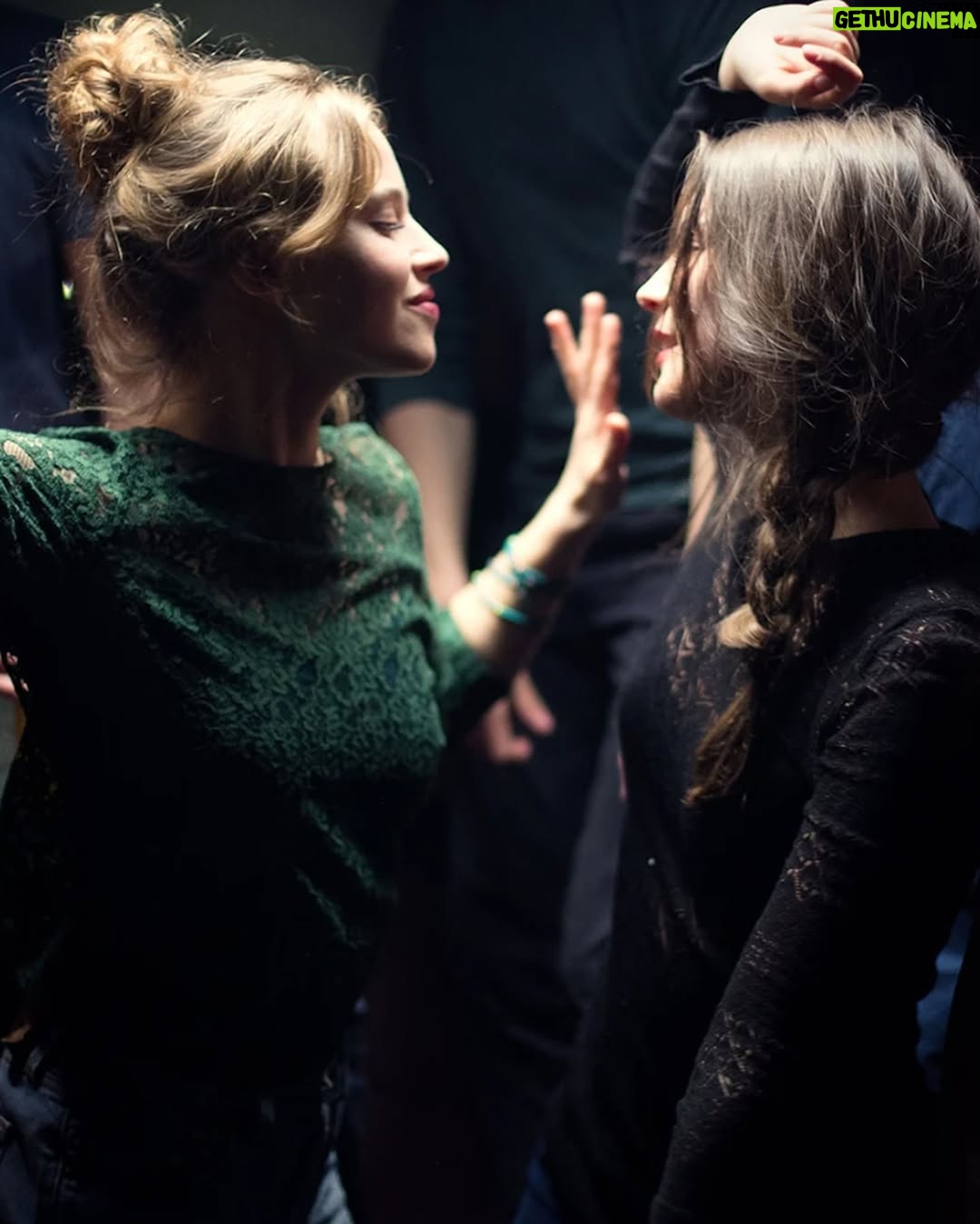 Mélanie Laurent - 8.9K Likes - Il y a 10 ans sortait au cinéma le deuxième long-métrage réalisé par Mélanie, "Respire" ❤️

Adapté du roman éponyme d' @annesophie_brasme (à lire !), le film raconte l'amitié fusionnelle entre Charlie et Sarah, avant que cette dernière se montre possessive et manipulatrice. 

La dynamique entre Charlie et Sarah est magnifiquement rendue et chaque scène semble capter la tension sous-jacente d’une amitié qui vire à l’obsession et à la violence psychologique. 

"Respire" ne tombe jamais dans le mélodrame, mais préfère offrir une vision juste et nuancée des effets du harcèlement, en montrant l’isolement de Charlie et la montée progressive de sa souffrance. 

La mise en scène, intime et immersive, place le spectateur au cœur de ce tourment psychologique, grâce à l'excellent travail fait sur le son et l'image. 

Mélanie réussit à créer un univers intense, où la tension se construit progressivement avant d'exploser dans toute sa puissance. 

À noter l'excellente musique du film signée @marcchouarain 

"Respire" marque aussi la deuxième collaboration entre Mélanie et son équipe technique, qui perdure au fil de ses différents projets. 

Dix ans plus tard Lou de Laage a joué dans la première pièce mise en scène par Mélanie "Le dernier testament" en 2017 ainsi que dans son 6ème film "Le Bal des folles" sorti en 2021 et Mélanie a joué dans le premier film de @josephinejapy en tant que réalisatrice "Qui brille au combat", dont le tournage vient de se terminer. 

Je vais m'arrêter ici car je pourrais parler de ce film pendant des heures. "Respire" est à voir absolument si vous ne l'avez pas encore vu ! Il est disponible en DVD/Blu-ray ou en VOD. 

Casting : Joséphine Japy, Lou de Laage, Isabelle Carré, Claire Keim, Radivoje Bukvic, Carole Franck, Roxane Duran. 

Crédits photos : Gaumont / Move Movie / Alice Dardun / Jérôme Plon