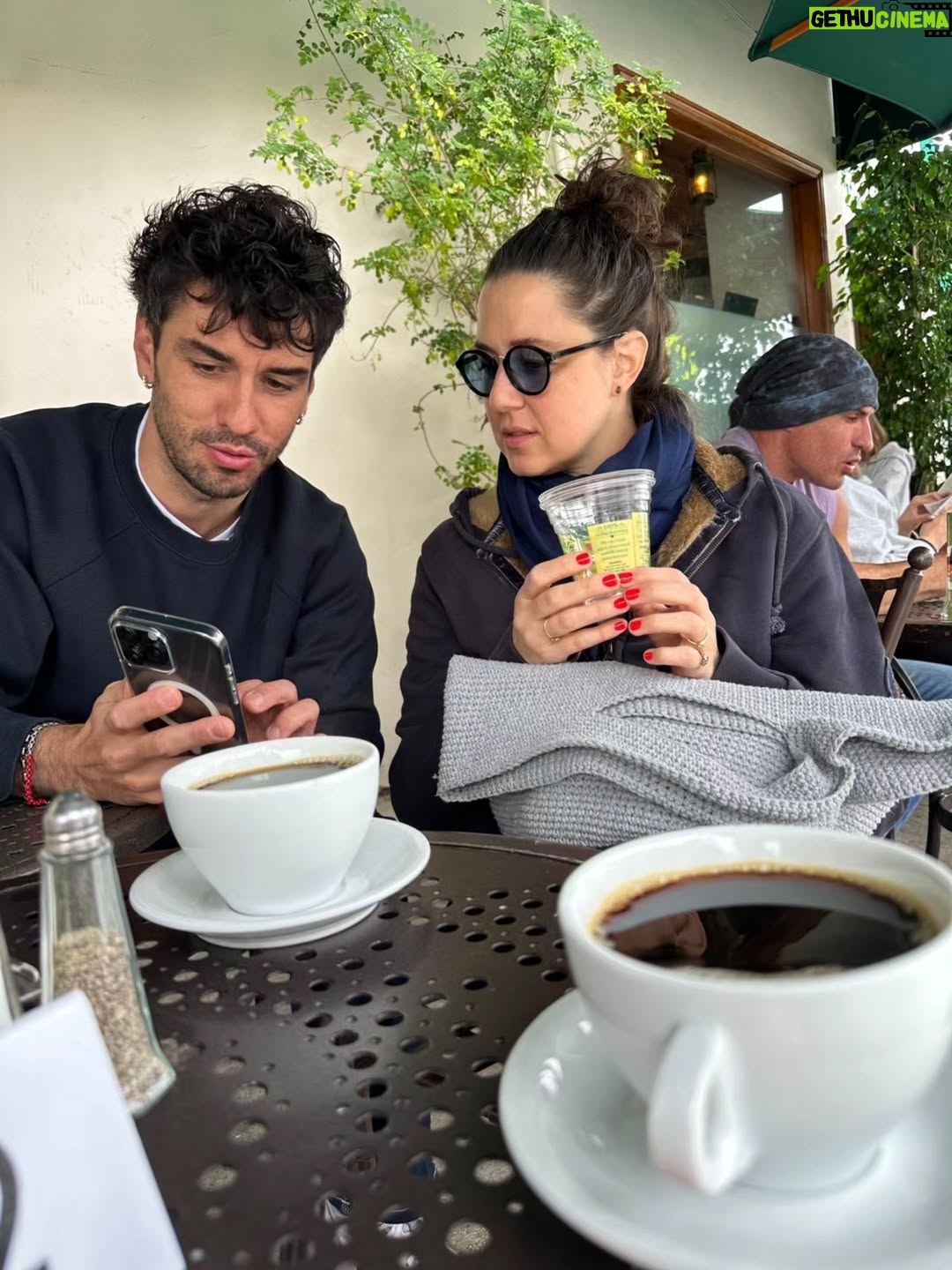 Melis Birkan - 74.7K Likes - Aylar sonra koyabildiğim o post bravo bana 🤗 
Bir Los Angelos galası ve bir taşınma sonrası ancak olabildi çünkü ben asla yaz ve sıcak insanı değilim. 
 Postun ana fikri tabii ki seninle gurur duyuyorum sevgili beyim @arasaydinofficial ❤️‍🔥 Seni bu kadar güzel ve önemli insanın yanında görmek ve izlemek ne büyük gurur bilemezsin... 
Dur bu daha başlangıç...!🫶 
 Amerika'daki sonsuz katkıların ve misafirperverliğin için çok teşekkür ederim ve ederiz @ecemlawton 💜 siyah beyaz fotolarımıza bayılıyorum.
 En önemlisi de en son videodaki @mrmarkstrong'un Aras için söyledikleri! Keşke çerçeveletip duvara asabilsem benim için o kadar kıymetli ☄️
 Takımım tabii ki canım arkadaşım @gamze_saracoglu 💙