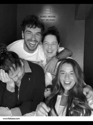 Melis Birkan Instagram - Aylar sonra koyabildiğim o post bravo bana 🤗
Bir Los Angelos galası ve bir taşınma sonrası ancak olabildi çünkü ben asla yaz ve sıcak insanı değilim.
Postun ana fikri tabii ki seninle gurur duyuyorum sevgili beyim @arasaydinofficial ❤️🔥 Seni bu kadar güzel ve önemli insanın yanında görmek ve izlemek ne büyük gurur bilemezsin...
Dur bu daha başlangıç...!🫶
Amerika'daki sonsuz katkıların ve misafirperverliğin için çok teşekkür ederim ve ederiz @ecemlawton 💜 siyah beyaz fotolarımıza bayılıyorum.
En önemlisi de en son videodaki @mrmarkstrong'un Aras için söyledikleri! Keşke çerçeveletip duvara asabilsem benim için o kadar kıymetli ☄️
Takımım tabii ki canım arkadaşım @gamze_saracoglu 💙
