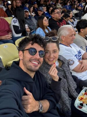 Melis Birkan Instagram - Aylar sonra koyabildiğim o post bravo bana 🤗
Bir Los Angelos galası ve bir taşınma sonrası ancak olabildi çünkü ben asla yaz ve sıcak insanı değilim.
Postun ana fikri tabii ki seninle gurur duyuyorum sevgili beyim @arasaydinofficial ❤️🔥 Seni bu kadar güzel ve önemli insanın yanında görmek ve izlemek ne büyük gurur bilemezsin...
Dur bu daha başlangıç...!🫶
Amerika'daki sonsuz katkıların ve misafirperverliğin için çok teşekkür ederim ve ederiz @ecemlawton 💜 siyah beyaz fotolarımıza bayılıyorum.
En önemlisi de en son videodaki @mrmarkstrong'un Aras için söyledikleri! Keşke çerçeveletip duvara asabilsem benim için o kadar kıymetli ☄️
Takımım tabii ki canım arkadaşım @gamze_saracoglu 💙