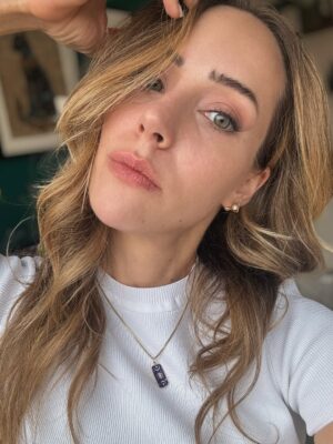 Melisa Akman Instagram - ✨ hi there im using instagram 🐥

Ayrıca kolyeme çok kalp @atelier.manje

#reklam